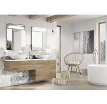 Helles Badezimmer mit Doppelwaschtisch, Spiegeln, Badewanne und Stuhl