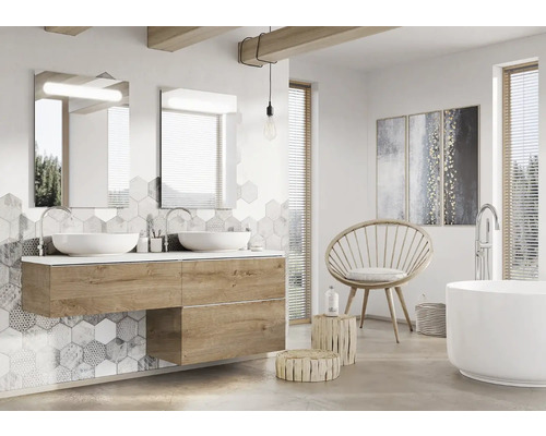 Helles Badezimmer mit Doppelwaschtisch, Spiegeln, Badewanne und Stuhl
