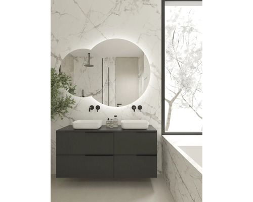 Modernes Badezimmer mit Doppelwaschtisch, Unterschrank, Spiegel mit Beleuchtung und Badewanne.
