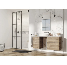 Modernes Badezimmer mit Dusche, Waschtisch und Spiegel vor einer Marmorwand