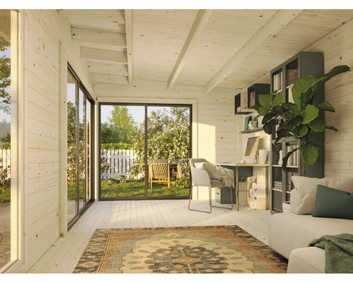 Innenansicht eines Gartenhauses mit Schiebetüren, Teppich, Schreibtisch und Bücherregal.