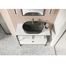 Badezimmer mit Waschbecken, Armatur, Spiegel und Unterschrank