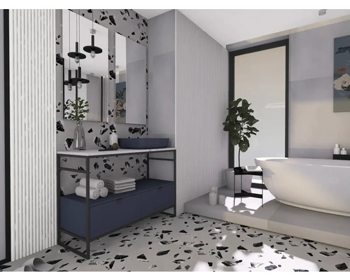 Helles Badezimmer mit Waschtisch, Spiegeln und freistehender Badewanne