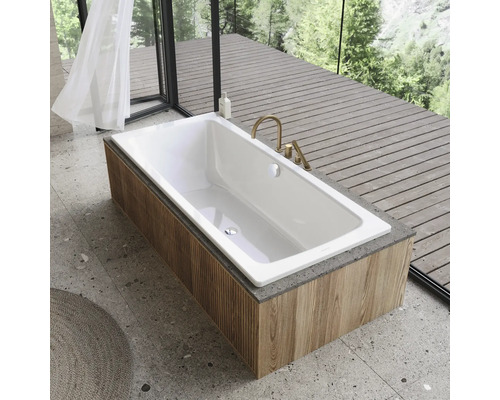 Weiße Badewanne mit Holzverkleidung in einem Badezimmer mit Aussicht