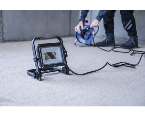 LED-Baustrahler mit Kabel und Kabeltrommel im Einsatz