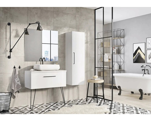 Modernes Badezimmer mit Waschtisch, Spiegelschrank, Hochschrank und freistehender Badewanne