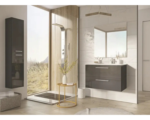 Helles Badezimmer mit Waschtischunterschrank, Spiegelschrank, Hochschrank und begehbarer Dusche