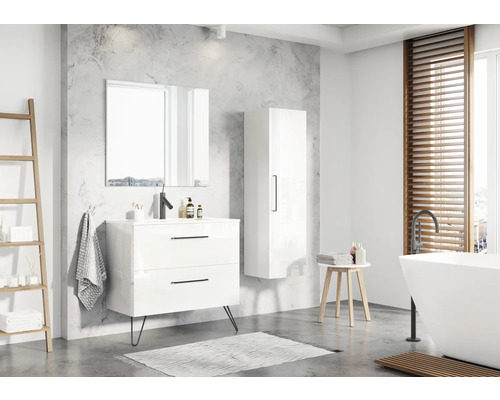 Badezimmer mit Waschtisch, Spiegel, Hochschrank und Badewanne in hellem Design