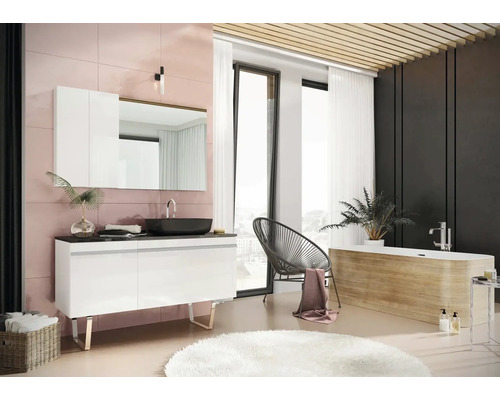 Helles Badezimmer mit Waschtisch, Spiegel, Badewanne und Stuhl