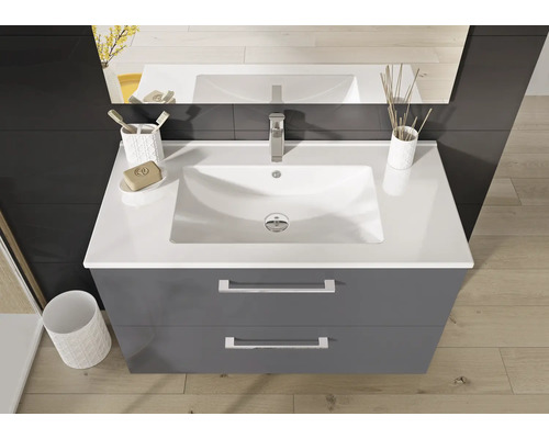 Modernes Badezimmer mit Waschbeckenunterschrank und Spiegel