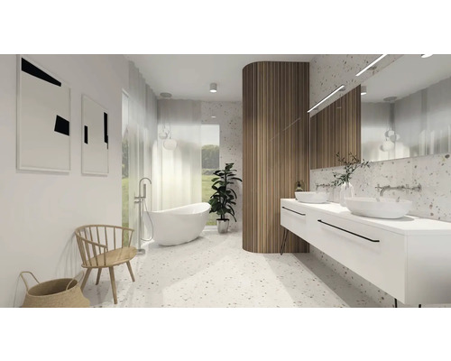 Helles Badezimmer mit Badewanne, Waschtisch, Spiegel und Sitzgelegenheit