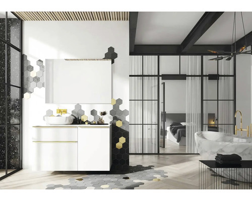 Helles Badezimmer mit Waschbecken, Spiegel, sechseckigen Fliesen und Blick auf das Schlafzimmer durch eine Glastür