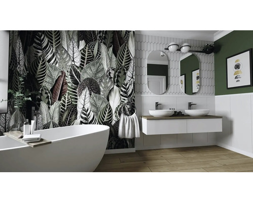 Badezimmer mit freistehender Badewanne, Waschtisch mit zwei Waschbecken, zwei Spiegeln, Wandtapete mit Pflanzenmotiven und Holzfußboden