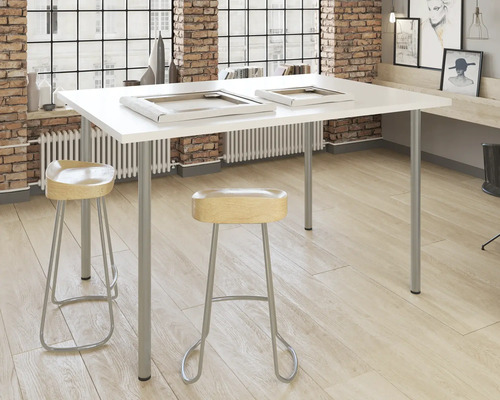 Heller Raum mit weißem Tisch, zwei Hockern und Rahmen