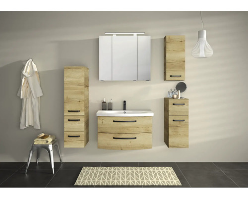 Helles Badezimmer mit Waschtisch, Spiegelschrank und Hochschränken im Holzdesign.