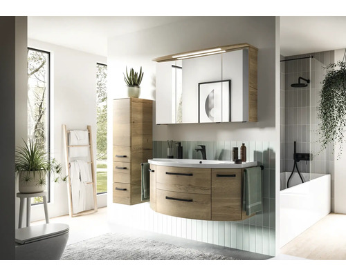 Modernes Badezimmer mit Waschtisch, Spiegelschrank und Hochschrank in Holzoptik.