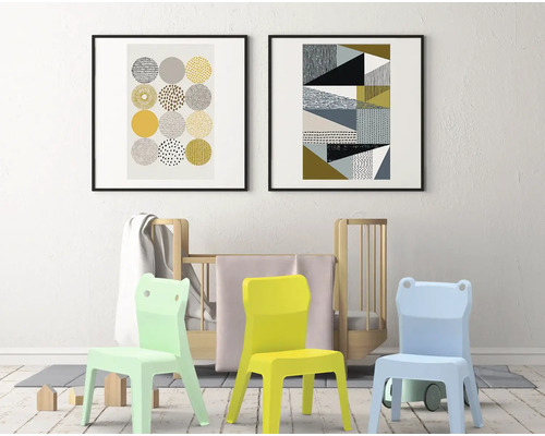 Kinderzimmer mit zwei gerahmten Kunstdrucken, Kinderbett und drei Stühlen
