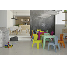 Kinderzimmer mit Kindermöbeln, Esstisch und Bar