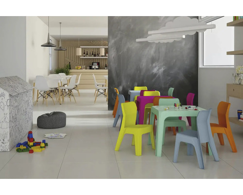 Helles Interieur mit Kindermöbeln, Esstisch und Bar