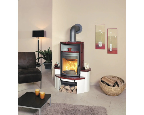 Wohnzimmer mit Kaminofen, Sessel, Tisch und Dekoration