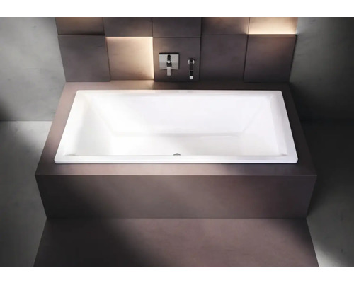 Eingebaute Badewanne in einem modern gestalteten Badezimmer