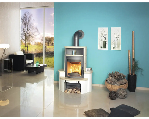 Wohnzimmer mit Kaminofen, Sessel und Dekorationen