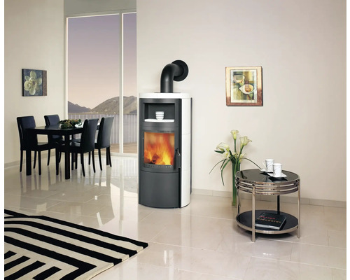 Wohnzimmer mit Kaminofen, Esstisch und Dekoration