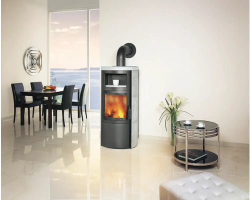 Wohnzimmer mit Kaminofen, Esstisch und Beistelltisch