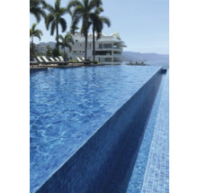 Schwimmbad mit Mosaikfliesen und Infinity-Pool-Design, umgeben von Palmen und einem Gebäude