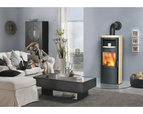 Wohnzimmer mit Kaminofen, Couch und Beistelltisch