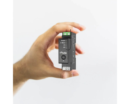 Hand hält Shelly Smart Home Gerät für die Hausautomation