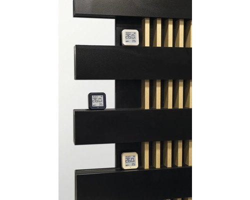 Drei digitale Thermometer auf einem Heizkörper zur Temperaturmessung