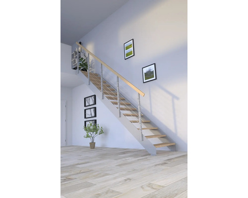 Innenraum mit Treppe mit Metallgeländer und Holzstufen