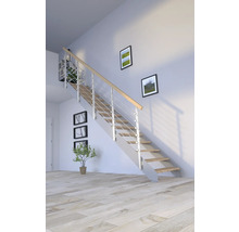 Treppe mit Holzstufen und Edelstahlgeländer in einem hellen Raum.