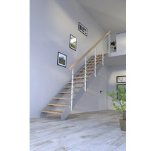 Heller Raum mit Treppe mit Holzstufen und Metallgeländer