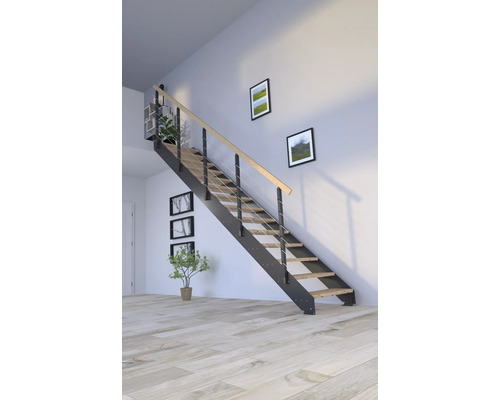 Treppe mit Holzstufen und Geländer im Innenraum