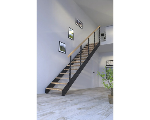 Treppe mit Holzstufen, Metallrahmen und Holzgeländer im Innenraum