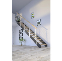 Treppe mit Metallwange, Holzstufen und Geländer aus Holz und Metall in einem hellen Raum.