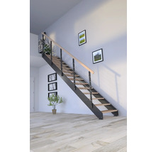 Treppe mit Holzstufen und Metallgeländer im Innenraum