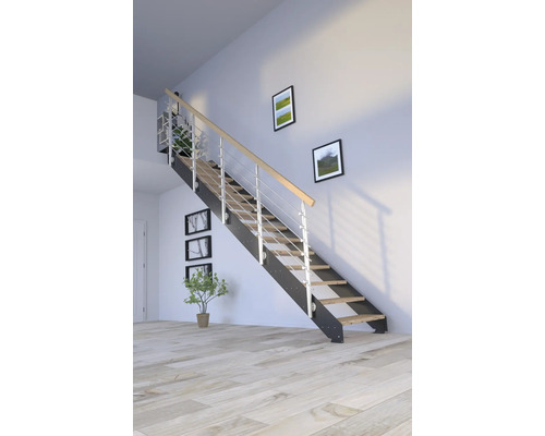 Treppe mit Holzstufen und Metallgeländer im Innenraum.