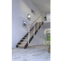 Treppe mit Holzstufen, Metallgeländer und Handlauf im Innenraum.