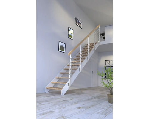 Helle Treppe mit Holzstufen, Metallgeländer und Bildern an der Wand in einem modernen Haus.