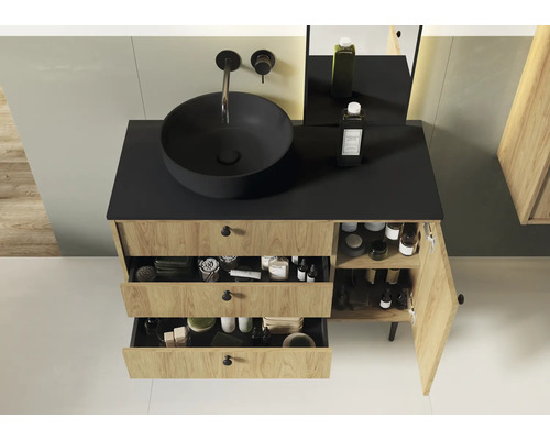 Badezimmer mit Waschtischunterschrank, Aufsatzwaschbecken und geöffneten Schubladen zur Aufbewahrung