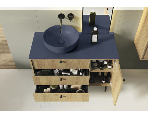 Badezimmer mit Unterschrank, Aufsatzwaschbecken, Schubladen und Schranktür