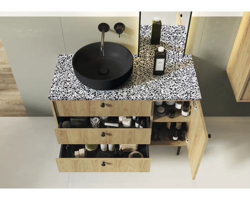 Badezimmer mit Waschtischunterschrank, Aufsatzwaschbecken und geöffneten Schubladen sowie einer Tür