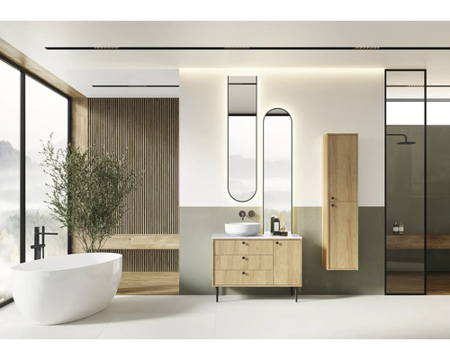 Helles Badezimmer mit Badewanne, Waschtisch, Spiegeln und Duschkabine für ein modernes Ambiente.