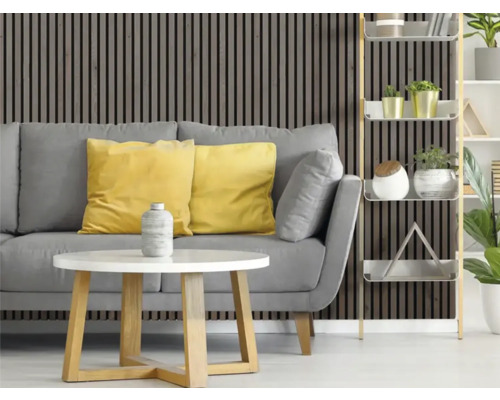 Wohnzimmer mit grauer Couch, gelben Kissen, weißem Tisch und Holzpaneelwand