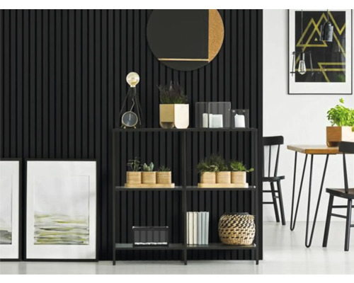 Regal mit Dekorationen in einem modernen Raum