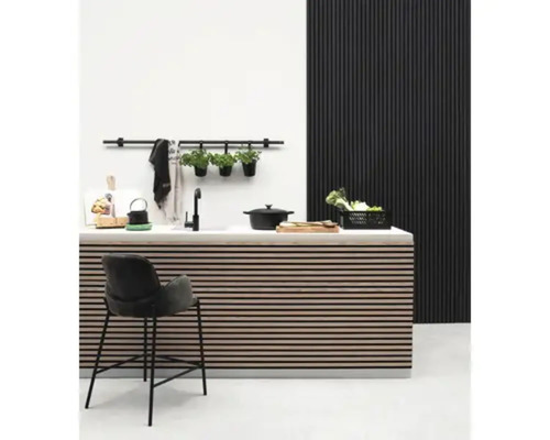 Kücheninsel mit Spüle, Armatur, Hocker und dekorativen Elementen für eine moderne Küchengestaltung.