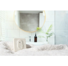 Badezimmer Szene mit Handtuch und Lufterfrischer